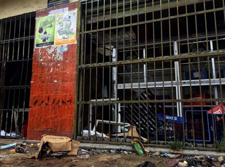 Así quedó uno de los locales saqueados en El Valle la noche del jueves pasado