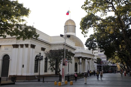 Los alrededores de la AN están tomados por grupos violentos chavistas