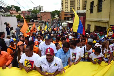 Varios diputados de la Asamblea Nacional, acompañados de cientos de ciudadanos, marchan ayer desde nueve puntos ubicados en los Altos Mirandinos hasta la cárcel militar de Ramo Verde, donde se encuentra recluido el opositor Leopoldo López.