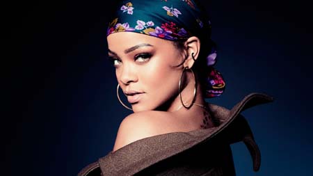 Rihanna eligió fotos suyas en donde luces atuendos de grandes marcas como Yves Saint Laurent y Gucci, y les agregó el rostro de la monarca