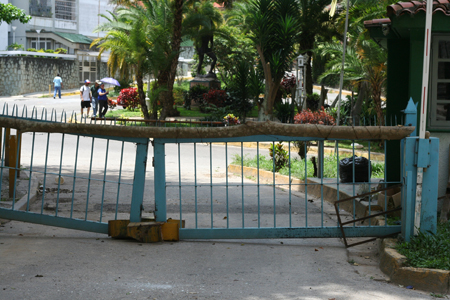 Los vecinos remendaron el portón con un tronco