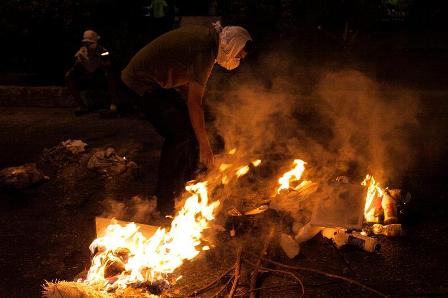 Los jóvenes realizan protestas nocturnas colocando barricadas en puntos estratégicos, trancando de esta manera el acceso a distintas zonas como lo son San Antonio de los Altos, Carrizal o Los Teques.