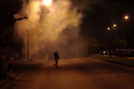 Un grupo de manifestantes participa en una protesta contra el Gobierno Nacional hoy, lunes 15 de mayo de 2017, en la ciudad de Barquisimeto. EFE/PASQUALE GIORGIO