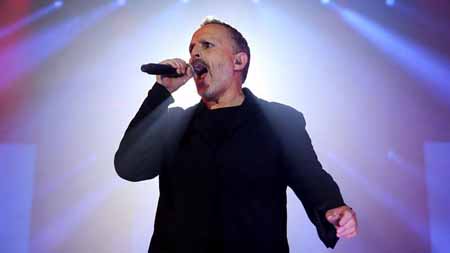 El cantante español homenajeó a las víctimas de Manchester