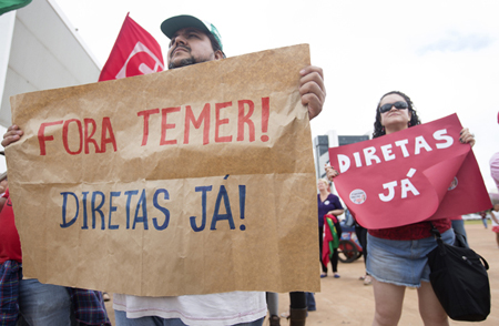 En Brasilia, la capital del país, unas 300 personas se congregaron en una de las principales vías de la ciudad para pedir también la salida del mandatario, en el poder de manera efectiva desde el pasado agosto