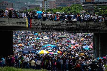 Miles de opositores venezolanos bloquearon importantes vías de Caracas y otras ciudades del país