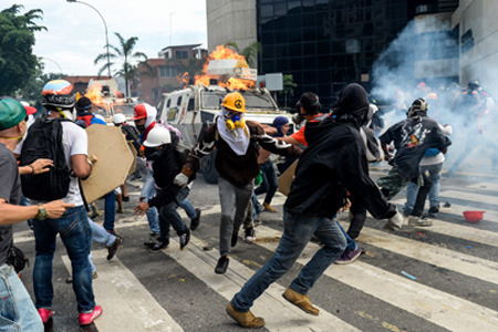 Apoyados por camiones blindados, militares y policías replegaron con una lluvia de gases y chorros de agua a presión a los manifestantes en la autopista