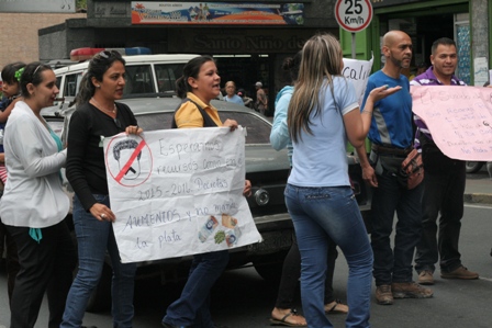 Mientras un grupo protestaba otro siguió las actividades con alumnos
