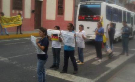 Contaron con el apoyo de los representantes, quienes aprobaron que los niños tengan clases hasta las 10:00 de la mañana, además algunos se sumaron a las manifestaciones