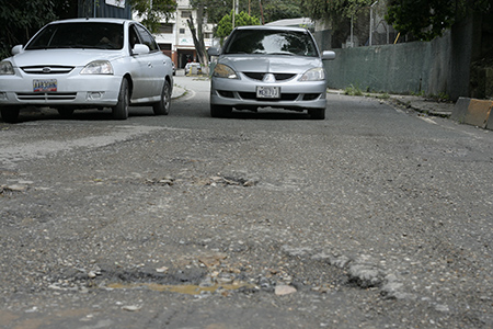 Atestada de huecos se encuentra la vía de San Pedro. Foto: Deisy Peña