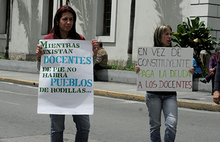 Maestros tomaron la plaza Bolívar para exigir pagos. Foto: Deisy Peña