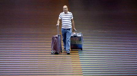 Muchos tienen que viajar sin sus familias para buscar un mejor futuro