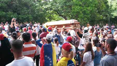 Amigos y familiares trasladaron el féretro con los restos de Neomar Lander desde el Cementerio Jardines de El Cercado hacia el sector Pueblo Arriba de Guarenas