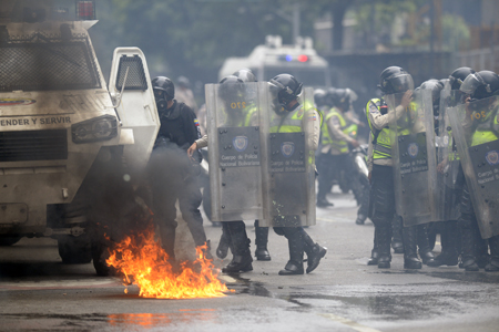 Opositores intentaron llegar al Consejo Nacional Electoral (CNE), en el centro de Caracas, para rechazar la Asamblea Nacional Constituyente convocada por Maduro, pero fueron bloqueados por policías y miembros de la militarizada Guardia Nacional