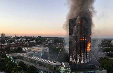 Gran incendio declarado en la noche del martes en una torre de 120 viviendas sociales de Londres causó al menos doce muertos.