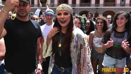 Debido al profesionalismo de los bailarines, la grabación del video musical -el primero que se filma en el Cuartel de Ballajá- culminó antes de lo previsto.