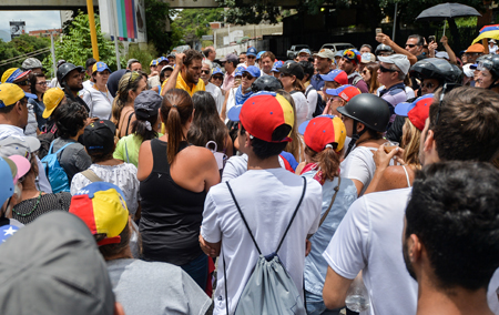 En otras zonas de la capital los manifestantes también fueron duramente reprimidos cuando apenas empezaban a congregarse