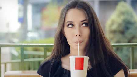 Hay que pensarlo dos veces antes de tomar una refrescante gaseosa. Pues, también serían perjudiciales para tus aperlados dientes.
