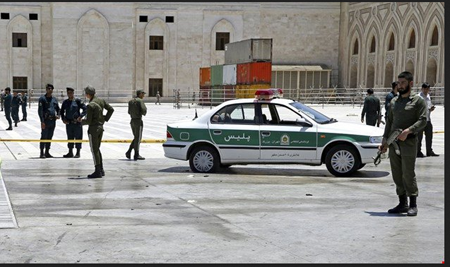 Funcionarios de seguridad en las afueras del mausoleo custodiando la zona tras el ataque islámico