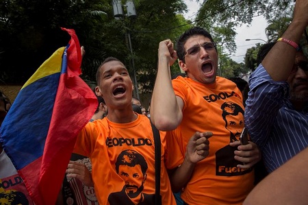 La mañana de ayer simpatizantes de López se reunieron frente a su residencia en Caracas. 