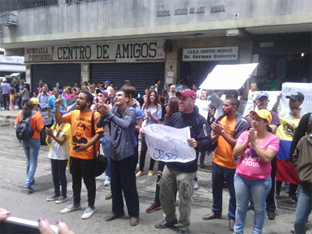La mañana de ayer manifestantes marcharon hasta la sede de tribunales de Los Teques exigiendo justicia. 