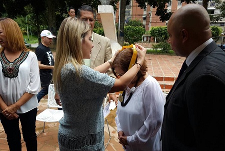 Concejal Katherine Rodríguez entregó los reconocimientos a los profesionales del derecho.