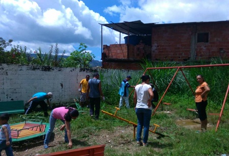 Desde las primeras horas de la mañana, hombres y mujeres