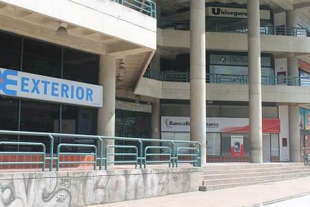 Los principales centros comerciales de la zona no abrieron sus puertas al público.