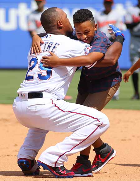 Beltré celebró con su hijo alrededor de la segunda base Rick Yeatts / AFP