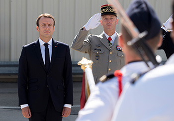 Emmanuel Macron rindió este jueves un homenaje a la acción de los militares franceses.