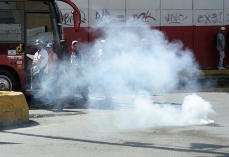 Manifestación fue disuelta con gases, lanzados por efectivos de la GNB. Foto: Deisy Peña