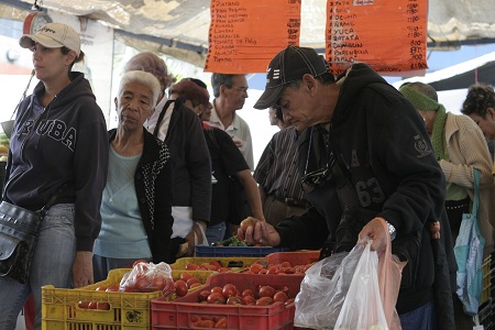 Tequeños siguen comprando frutas y vegetales a pesar de los costos. Foto: Deisy Peña