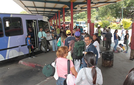 Trabajadores de la economía informal de la terminal  preocupados por la inseguridad. Foto: Deisy Peña