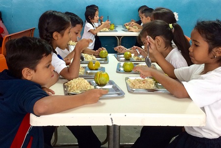 Alumnos de 86 planteles se beneficiarán con el programa Escuelas Solidarias 80 pequeños de diferentes edades reciben alimentos de lunes a viernes