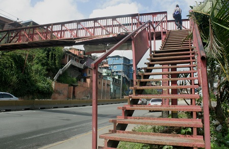 Pasarela de los Nuevos Teques está a punto de colapsar. Foto: Deysi Peña