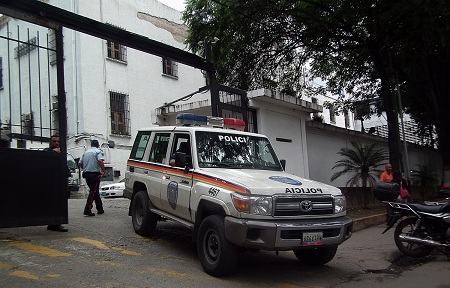 El cuerpo fue dejado al lado del vehículo