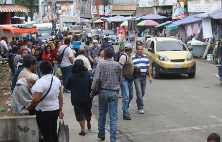 El centro de la ciudad está minado de buhoneros