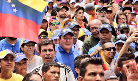 El alcalde de Carrizal formalizó ayer su candidatura a la Gobernación de Miranda. 