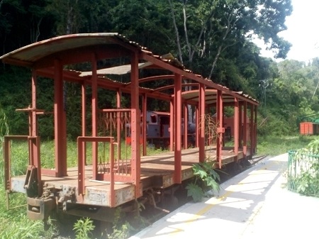 A pesar de que anunciaron la inauguración del tren El Encanto una semana antes de la elecciones parlamentarias nunca fue abierto al publico y así luce actualmente.