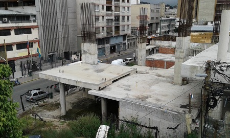 Lo que sería el teatro de Los Teques es hoy una estructura abandonada en la que vive una familia en situación de calle.