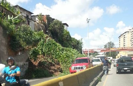 Alcaldía de Carrizal retiró toneladas de tierra de la arteria vial