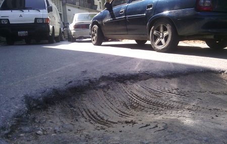 Agua se desperdicia cuatro días en la calle principal de El Vigía Foto: Irbel Useche