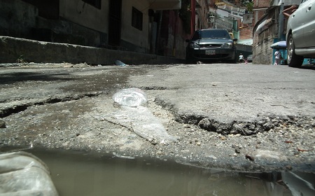 Aguas putrefactas circulan por la calle Ramón Vicente Tovar Foto: Irbel Useche
