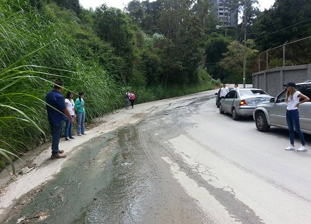 Urge desmalezamiento, bacheo y poda de árboles