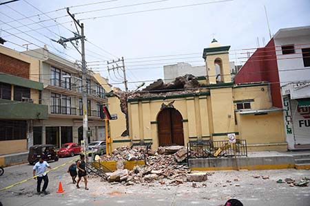"Son 61 personas que lamentablemente fallecieron", de las cuales 45 en el estado de Oaxaca, 12 en Chiapas y cuatro en Tabasco, dijo el presidente Enrique Peña Nieto desde la ciudad de Juchitán, la más golpeada por el sismo, con 36 de fallecidos hasta ahora.  AFP