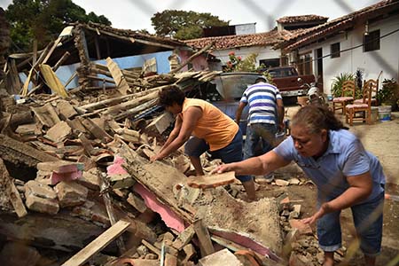 El sismo ocurrió a las 23H49 locales del jueves (04H49 GMT del viernes) cerca de la localidad de Tonalá (Chiapas), a unos 100 km de la costa y a una profundidad de 19 km.